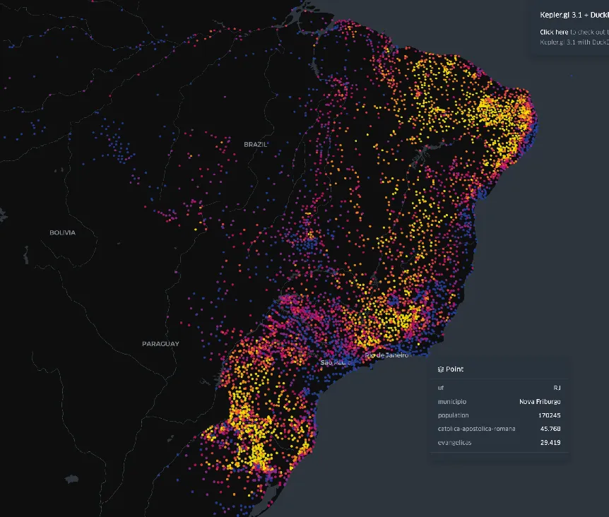 Mapa do Brasil com municípios coloridos do amarelo (predominância católica) ao roxo (predominância evangélica)